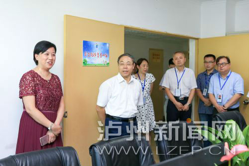 昨日，蔣輔義（左二）看望慰問市創(chuàng)文指揮部同志們 。記者 牟科 攝