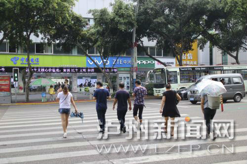 絕大多數(shù)市民都做到了自覺禮讓斑馬線，不橫穿馬路，不翻越欄桿，做到車讓人、人讓車