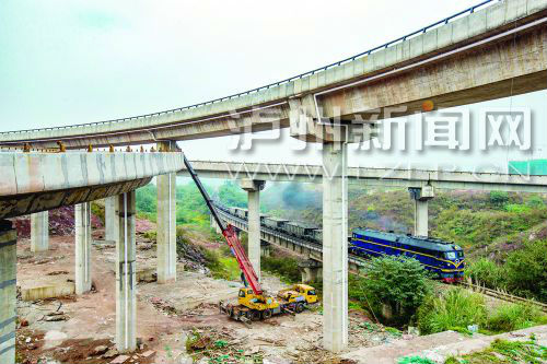 正在建設(shè)中的城西馬屋基立交。 記者 牟科 攝