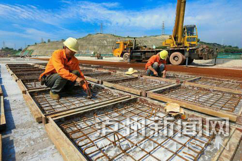 建設(shè)中的馬屋基立交。本報記者 牟科 攝